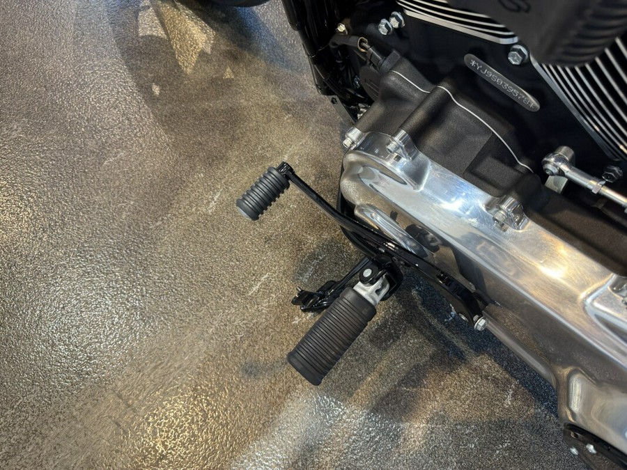 2025 Harley-Davidson® Street Bob® Vivid Black w/Cast Wheels