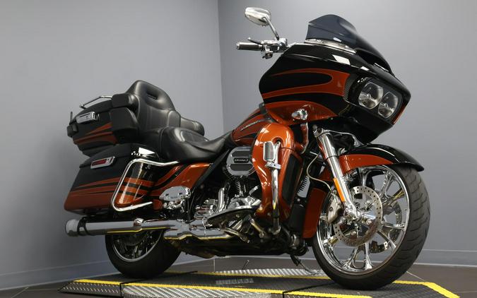 2015 Harley-Davidson® CVO™ Road Glide® Ultra Two-Tone Carbon Dust/Autumn Sunset
