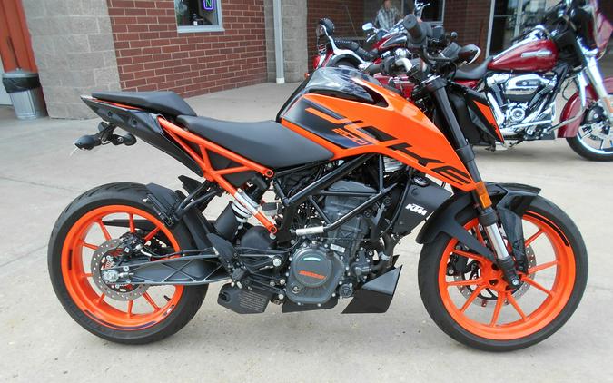 2020 KTM 200 Duke Review: Urban Motorcycle (15 Fast Facts)