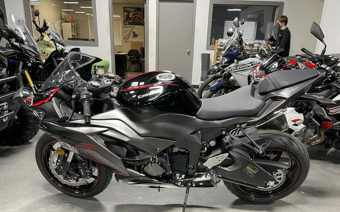 2023 Kawasaki Ninja® ZX™-6R Metallic Matte Graphenesteel Gray/Diablo Black