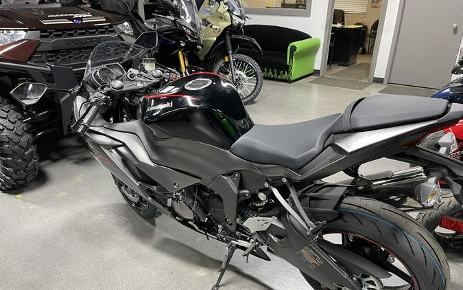 2023 Kawasaki Ninja® ZX™-6R Metallic Matte Graphenesteel Gray/Diablo Black