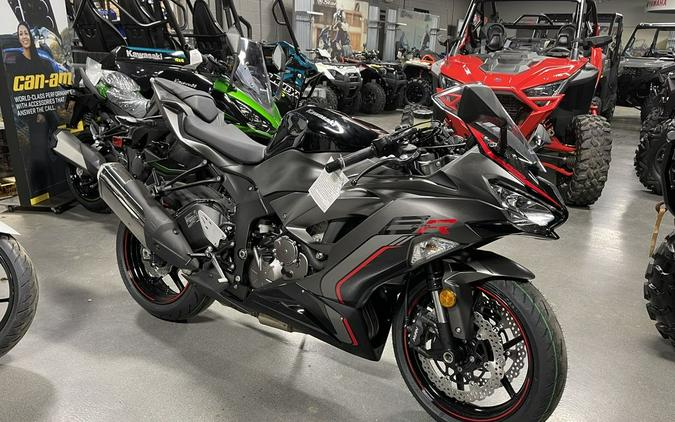 2023 Kawasaki Ninja® ZX™-6R Metallic Matte Graphenesteel Gray/Diablo Black