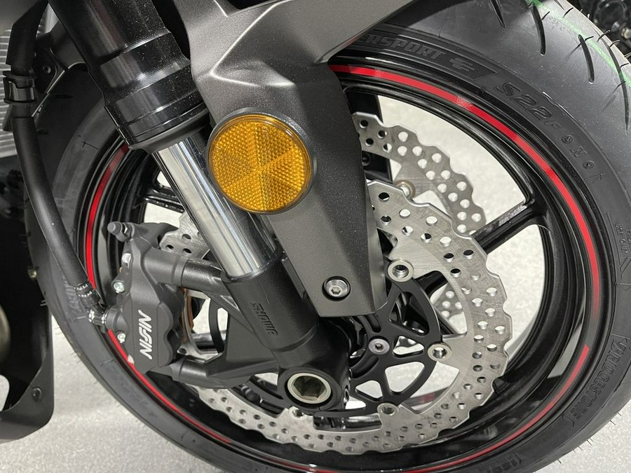 2023 Kawasaki Ninja® ZX™-6R Metallic Matte Graphenesteel Gray/Diablo Black