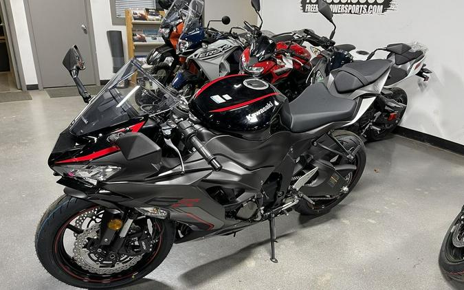 2023 Kawasaki Ninja® ZX™-6R Metallic Matte Graphenesteel Gray/Diablo Black