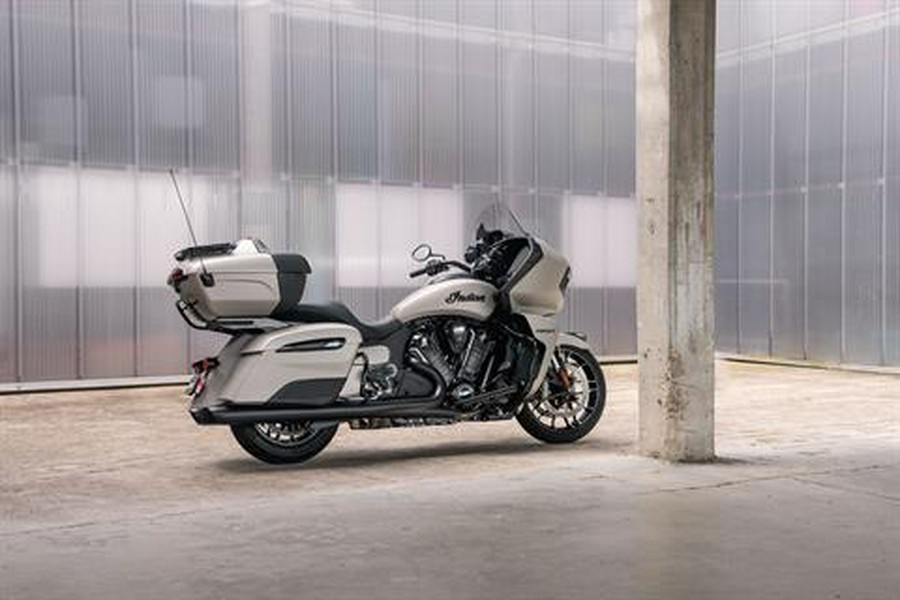 2022 Indian Motorcycle Pursuit® Dark Horse® with Premium Package