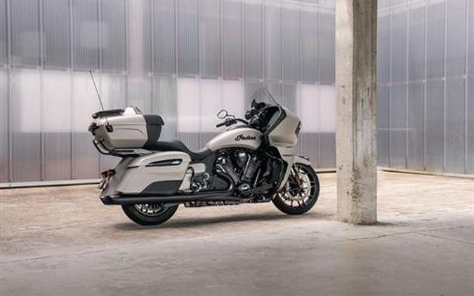 2022 Indian Motorcycle Pursuit® Dark Horse® with Premium Package