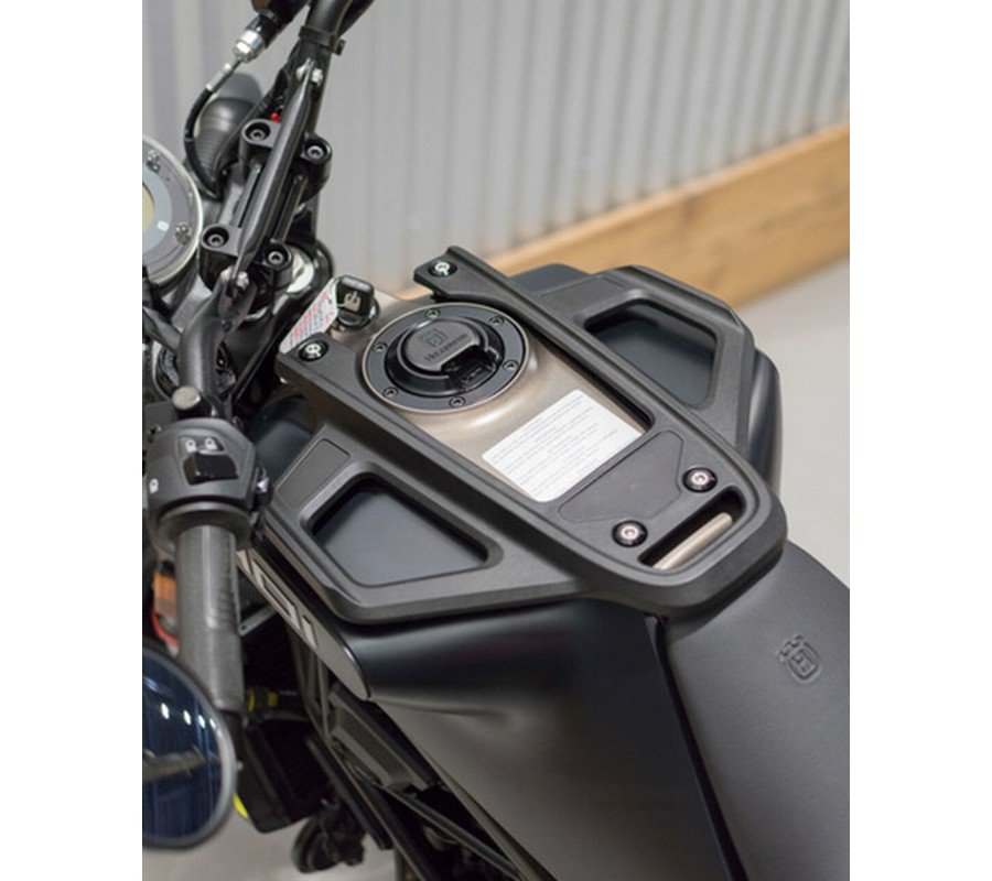 2023 Husqvarna SVARTPILEN 401