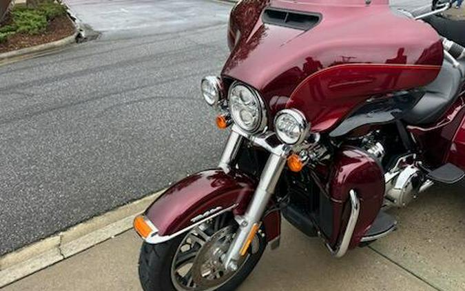 2017 Harley-Davidson Tri Glide Ultra Two-Tone Mysterious Red Sunglo/Velocity Red Sunglo