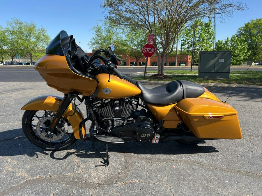 2023 FLTRXS Road Glide® Special in Prospect Gold