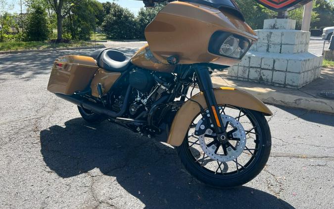 2023 FLTRXS Road Glide® Special in Prospect Gold