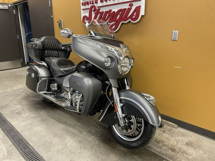 2019 Indian Motorcycle® Roadmaster® Steel Gray Smoke / Thunder Black Smoke