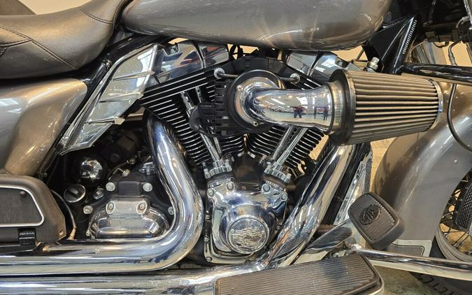 2016 Harley-Davidson® Road King® Billet Silver FLHR