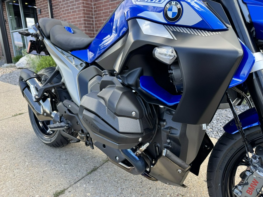 2026 BMW Motorrad R 1300 R Racing Blue Metallic