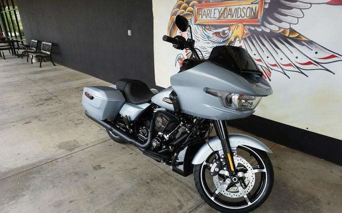 2024 Harley-Davidson Road Glide™ Atlas Silver Metallic - Black Finish