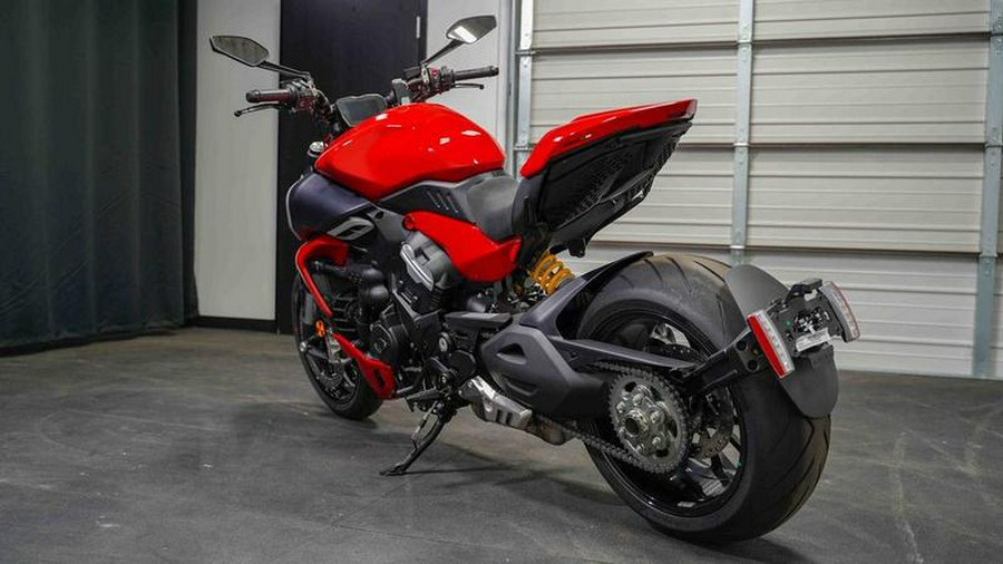 2024 Ducati Diavel V4 Red