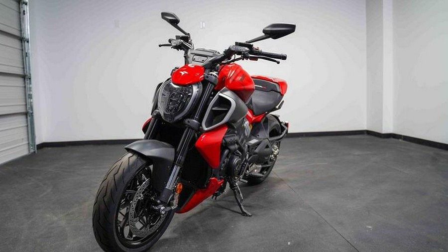 2024 Ducati Diavel V4 Red