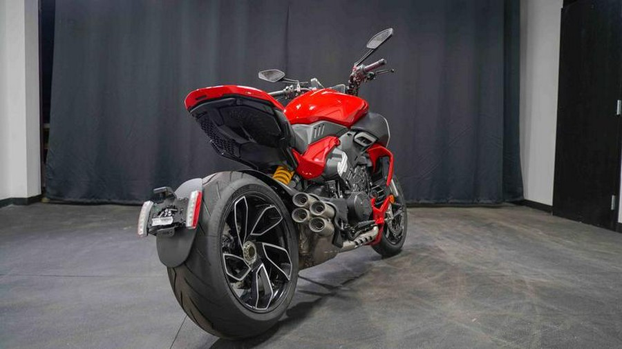 2024 Ducati Diavel V4 Red