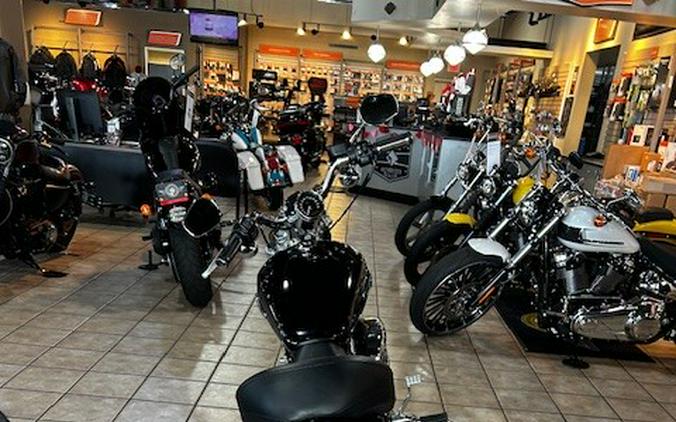 2017 Harley-Davidson 1200 Custom Vivid Black w/Laced Wheels