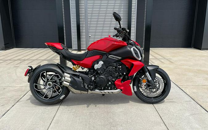 2024 Ducati Diavel V4 Red