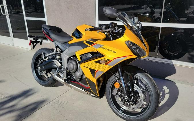 2026 Triumph Daytona 660 Cosmic Yellow / Sapphire Black