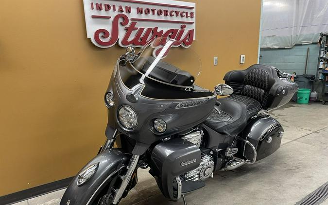 2017 Indian Motorcycle® Roadmaster® Steel Gray Over Thunder Black