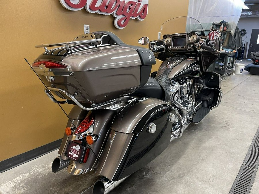 2018 Indian Motorcycle® Roadmaster® ABS Polish.Bronze Over Thund.Black w/Silver Pinst.