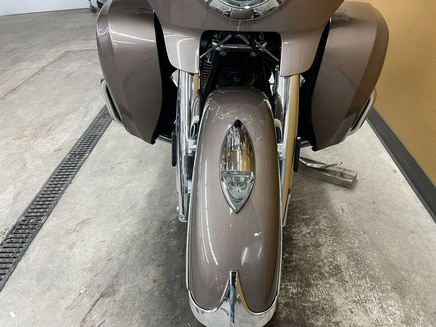 2018 Indian Motorcycle® Roadmaster® ABS Polish.Bronze Over Thund.Black w/Silver Pinst.