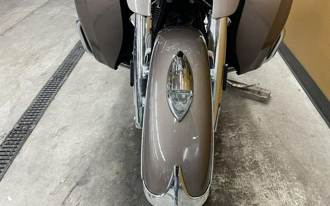 2018 Indian Motorcycle® Roadmaster® ABS Polish.Bronze Over Thund.Black w/Silver Pinst.