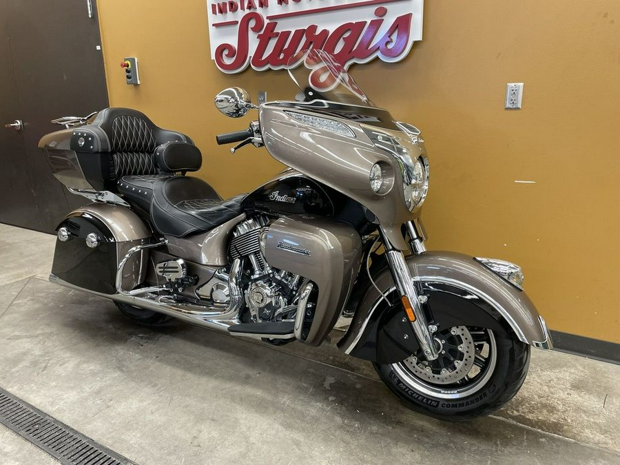 2018 Indian Motorcycle® Roadmaster® ABS Polish.Bronze Over Thund.Black w/Silver Pinst.