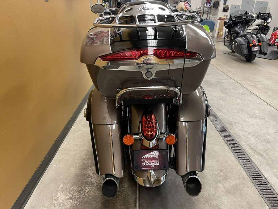 2018 Indian Motorcycle® Roadmaster® ABS Polish.Bronze Over Thund.Black w/Silver Pinst.