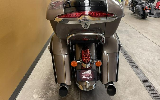 2018 Indian Motorcycle® Roadmaster® ABS Polish.Bronze Over Thund.Black w/Silver Pinst.