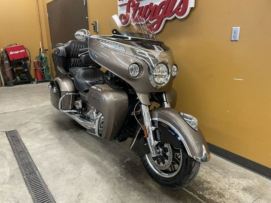 2018 Indian Motorcycle® Roadmaster® ABS Polish.Bronze Over Thund.Black w/Silver Pinst.