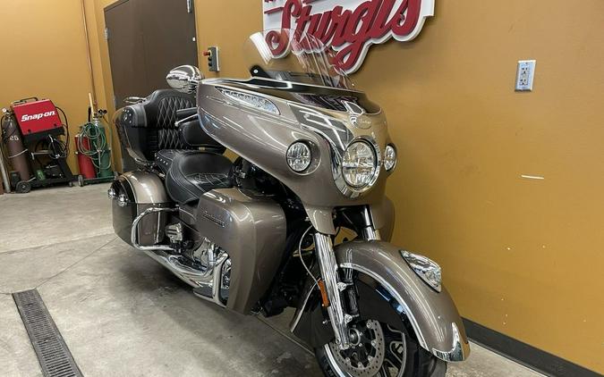 2018 Indian Motorcycle® Roadmaster® ABS Polish.Bronze Over Thund.Black w/Silver Pinst.