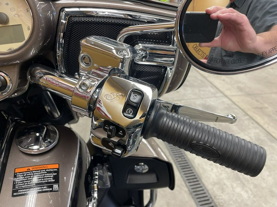 2018 Indian Motorcycle® Roadmaster® ABS Polish.Bronze Over Thund.Black w/Silver Pinst.