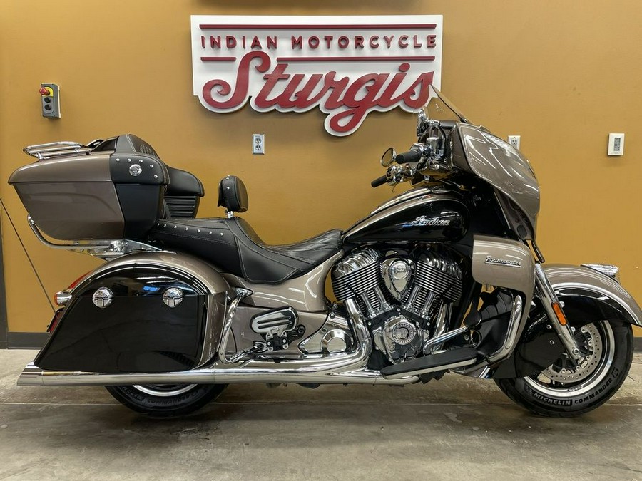 2018 Indian Motorcycle® Roadmaster® ABS Polish.Bronze Over Thund.Black w/Silver Pinst.