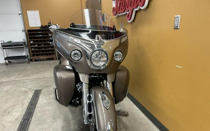 2018 Indian Motorcycle® Roadmaster® ABS Polish.Bronze Over Thund.Black w/Silver Pinst.