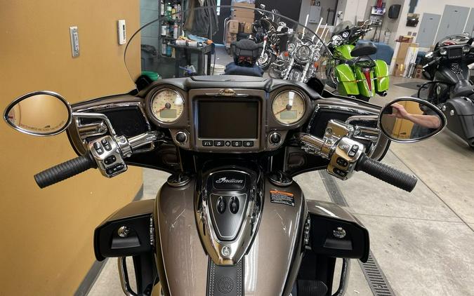 2018 Indian Motorcycle® Roadmaster® ABS Polish.Bronze Over Thund.Black w/Silver Pinst.