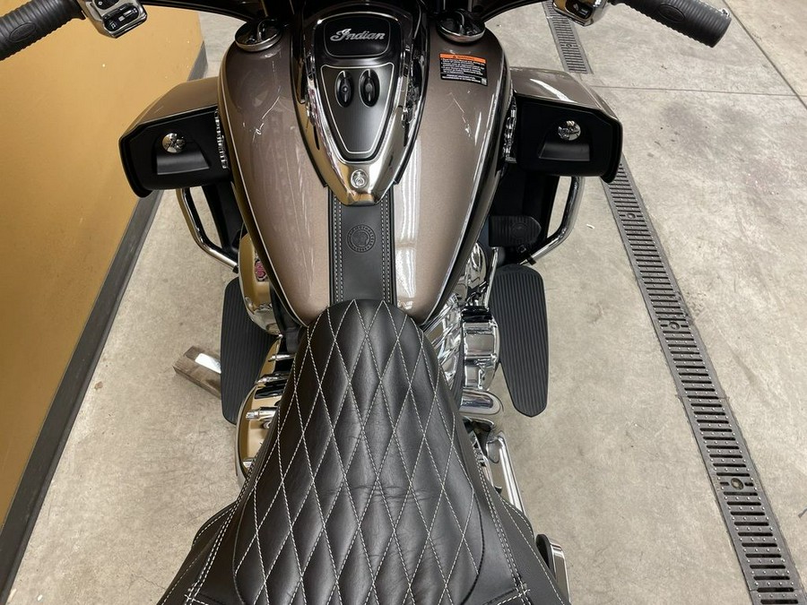 2018 Indian Motorcycle® Roadmaster® ABS Polish.Bronze Over Thund.Black w/Silver Pinst.