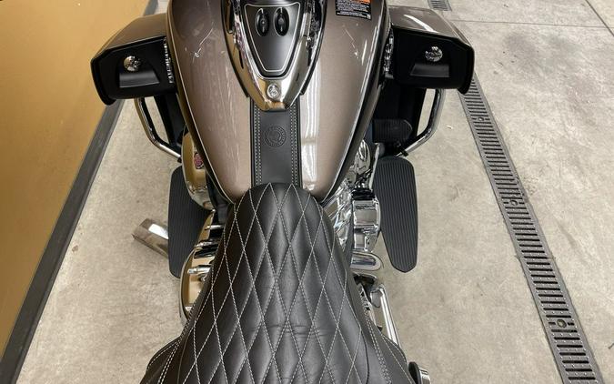 2018 Indian Motorcycle® Roadmaster® ABS Polish.Bronze Over Thund.Black w/Silver Pinst.