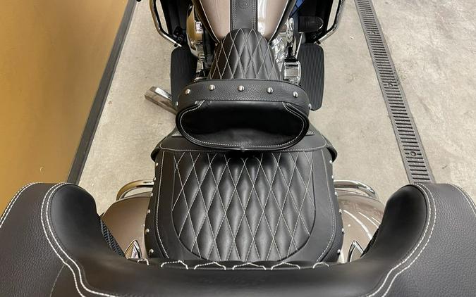 2018 Indian Motorcycle® Roadmaster® ABS Polish.Bronze Over Thund.Black w/Silver Pinst.