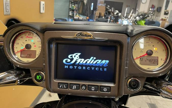 2018 Indian Motorcycle® Roadmaster® ABS Polish.Bronze Over Thund.Black w/Silver Pinst.