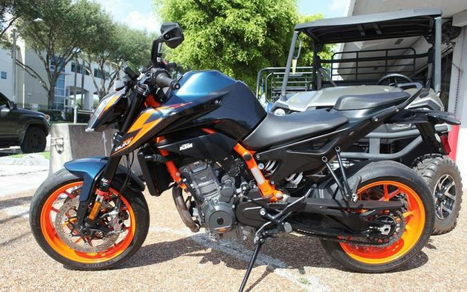 2023 KTM Duke 890 R