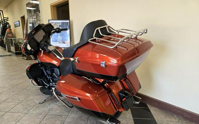 2025 Harley-Davidson Street Glide® Ultra Whiskey Fire / Vivid Black - Black Finish