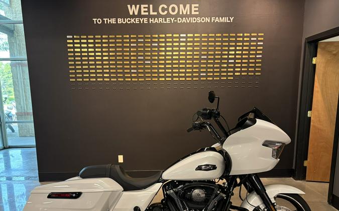 2025 Harley-Davidson® Road Glide® White Onyx Pearl - Black Finish
