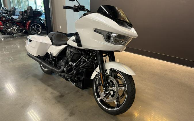 2025 Harley-Davidson® Road Glide® White Onyx Pearl - Black Finish
