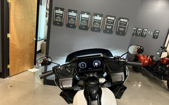 2025 Harley-Davidson® Road Glide® White Onyx Pearl - Black Finish