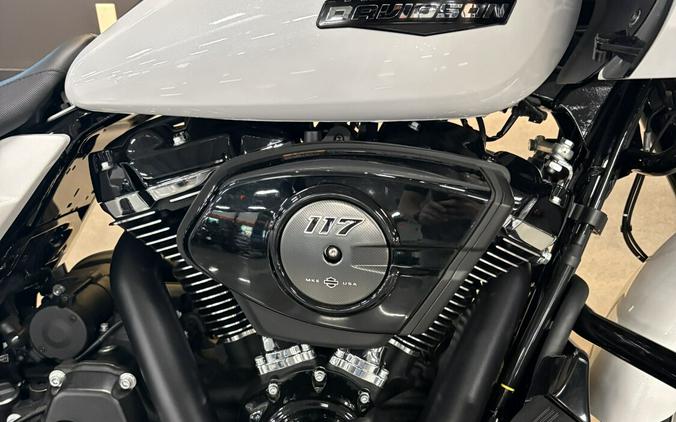 2025 Harley-Davidson® Road Glide® White Onyx Pearl - Black Finish