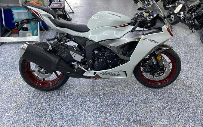 2024 Kawasaki Ninja® ZX™-6R ABS Pearl Robotic White/Metallic Graphite Gray