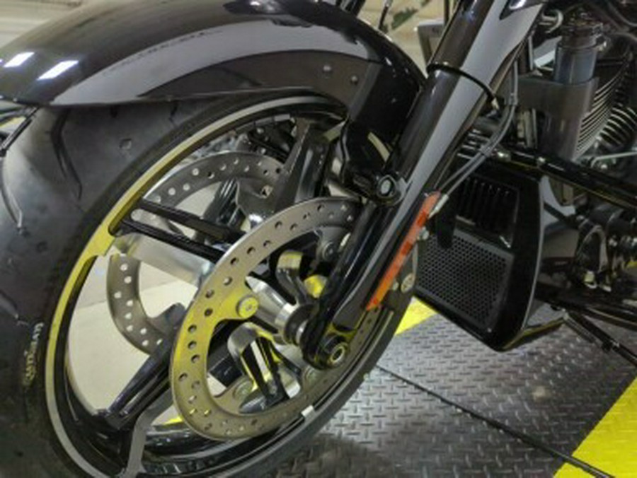 2024 Harley-Davidson® Street Glide® Vivid Black – Black Finish