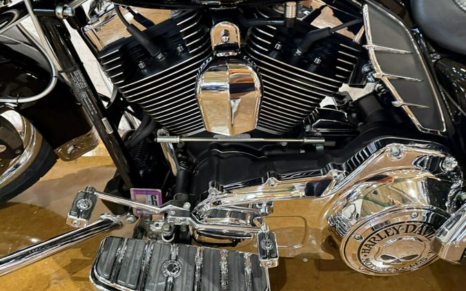 2011 Harley-Davidson® Electra Glide® Ultra Limited FLHTK Vivid Black